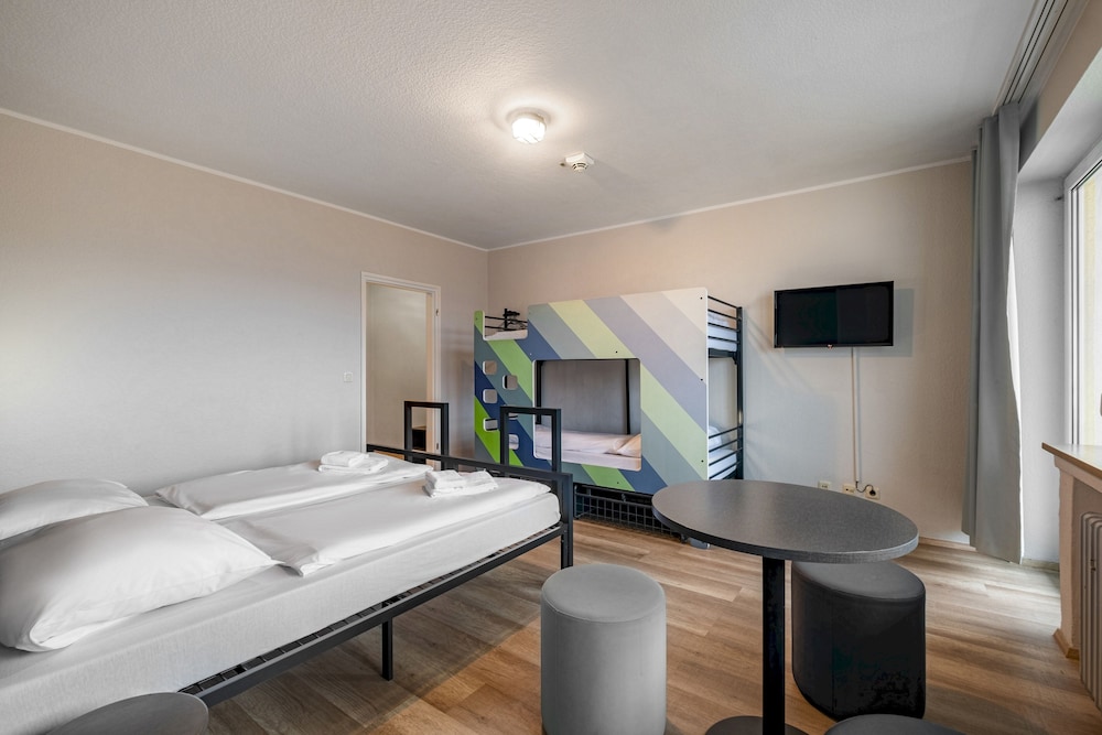 aando munich hauptbahnhof