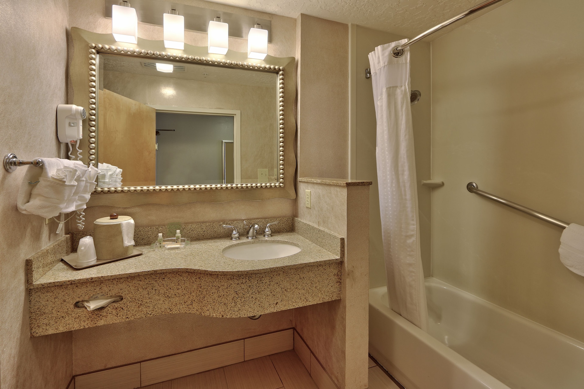 holiday inn and suites albuquerque airport by ihg