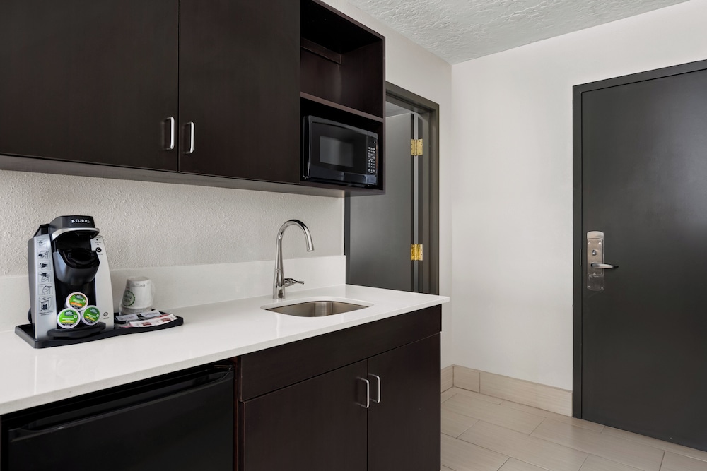holiday inn and suites albuquerque airport by ihg