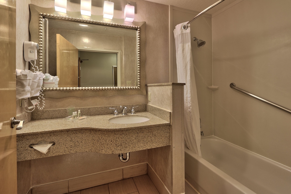 holiday inn and suites albuquerque airport by ihg