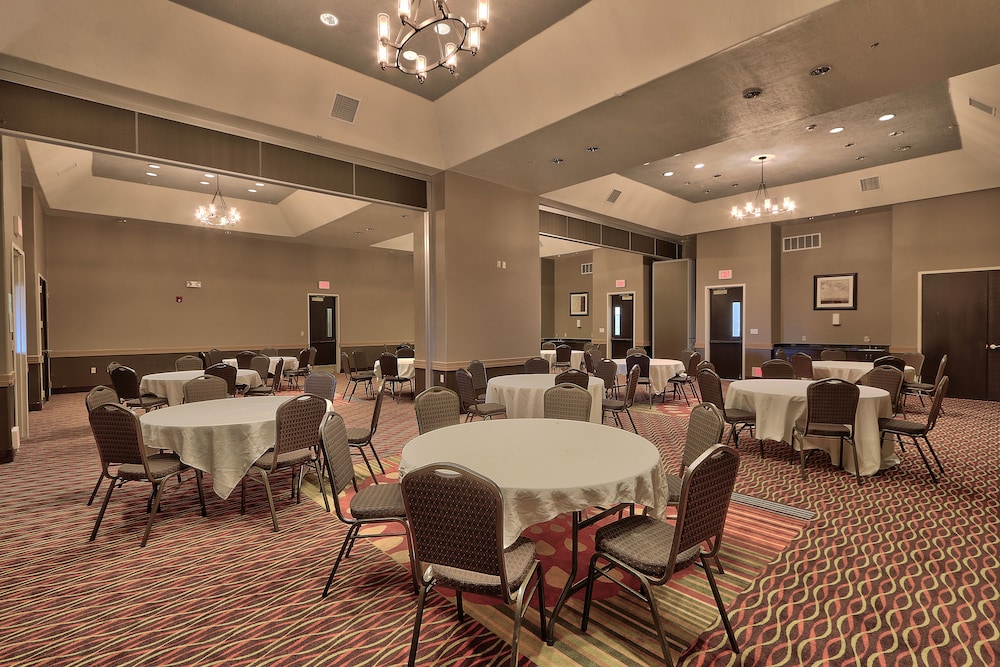 holiday inn and suites albuquerque airport by ihg