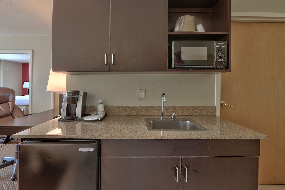 holiday inn and suites albuquerque airport by ihg