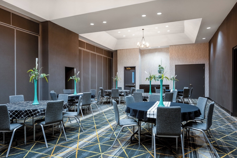 holiday inn and suites albuquerque airport by ihg