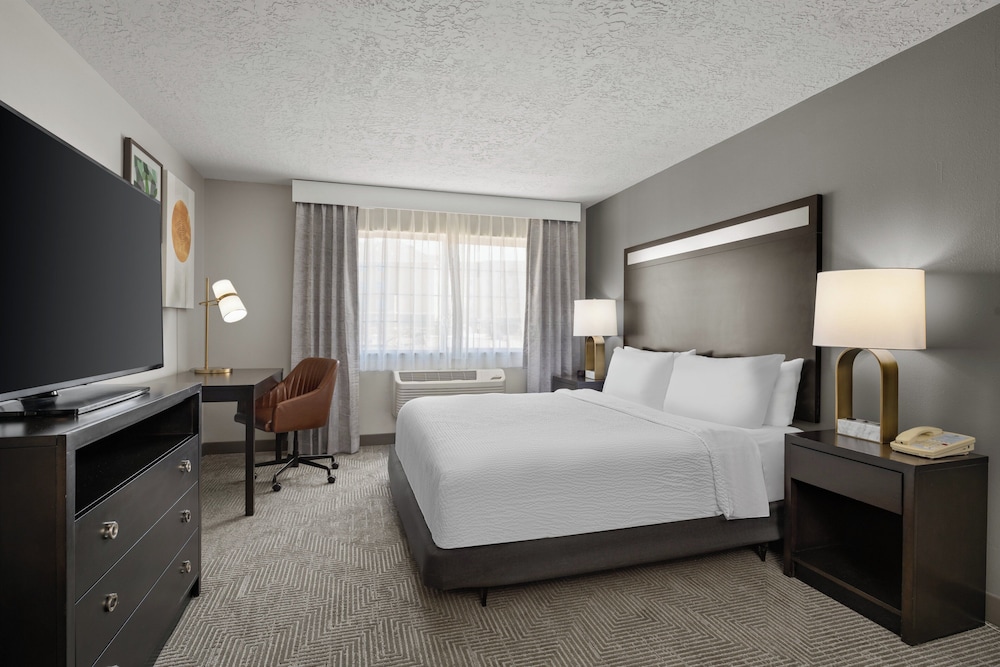 holiday inn and suites albuquerque airport by ihg