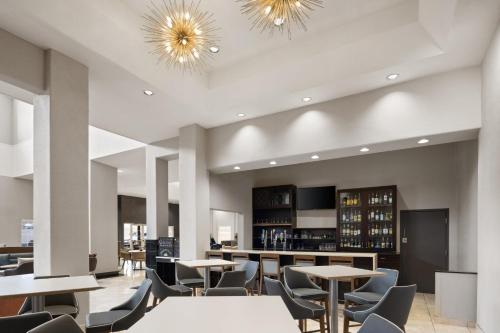 holiday inn and suites albuquerque airport by ihg