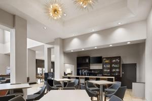 holiday inn and suites albuquerque airport by ihg