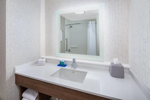 holiday inn express and suites ontario airport by ihg