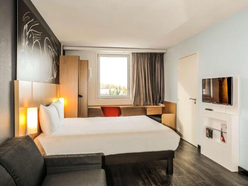 Ibis Saint-Genis-Pouilly Geneve,Near Serves Golf Club,3 star