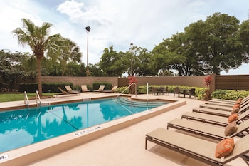 embassy suites by hilton orlando international dr icon park