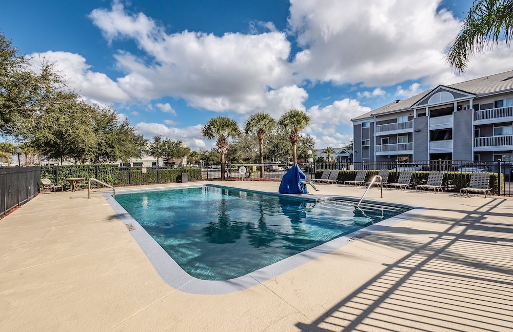 hometowne studios by red roof orlando south