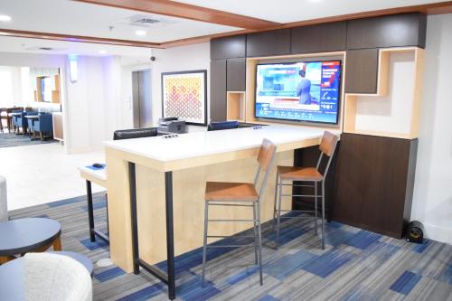 holiday inn express and suites pensacola west i 10