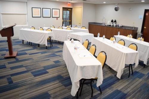 holiday inn express and suites pensacola west i 10