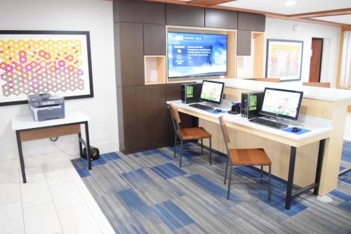 holiday inn express and suites pensacola west i 10