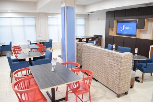 holiday inn express and suites pensacola west i 10