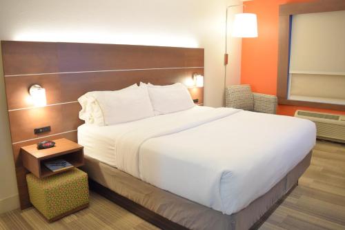 holiday inn express and suites pensacola west i 10