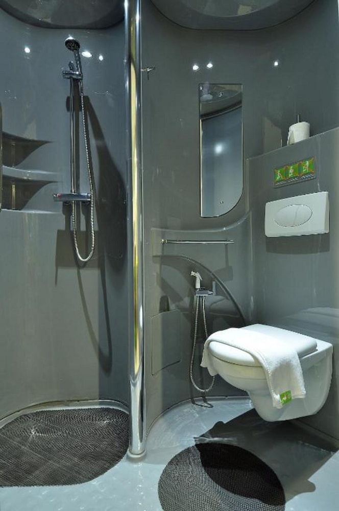 pop hotel bsd city tangerang