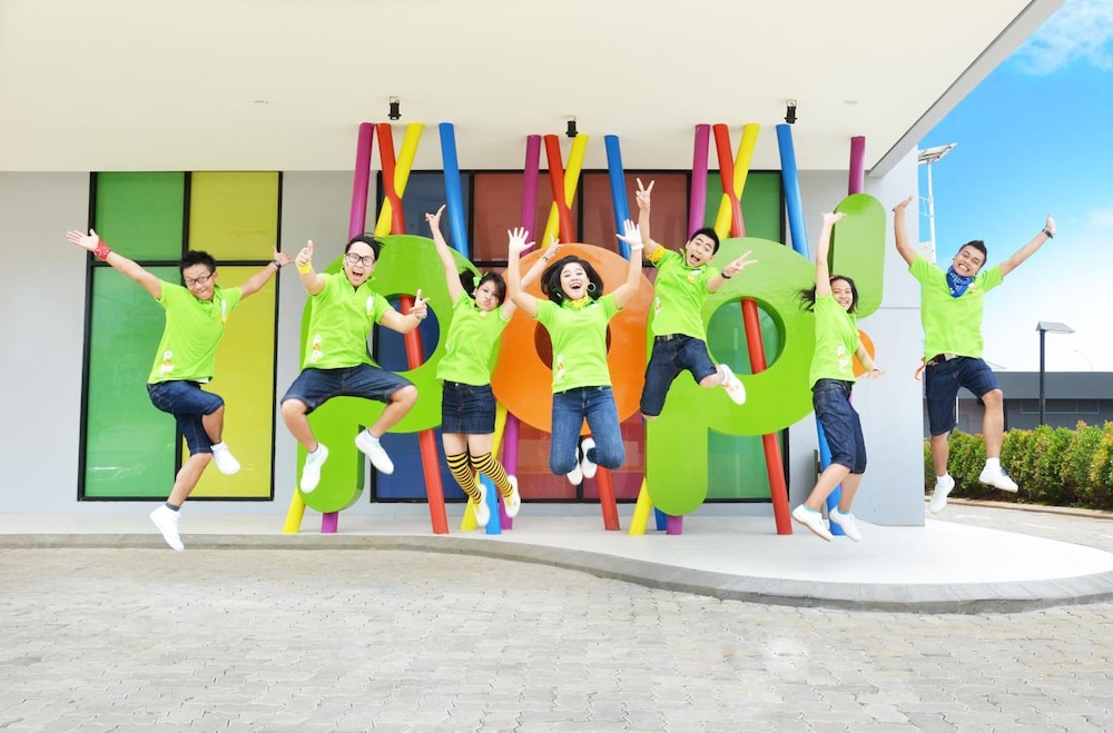 pop hotel bsd city tangerang