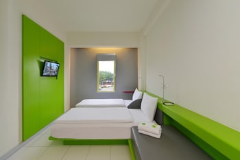 pop hotel bsd city tangerang