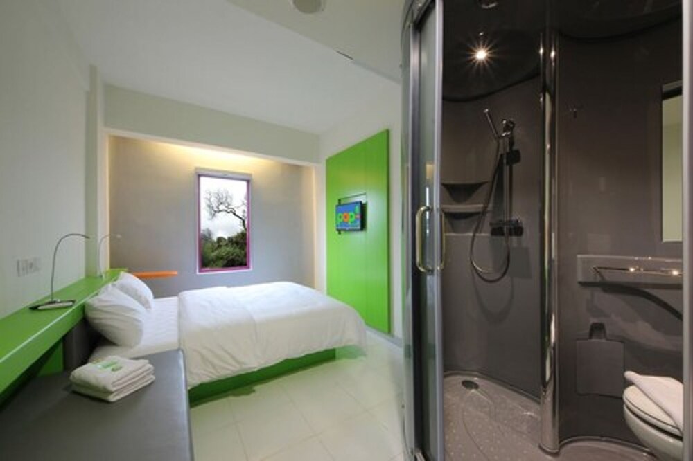 pop hotel bsd city tangerang