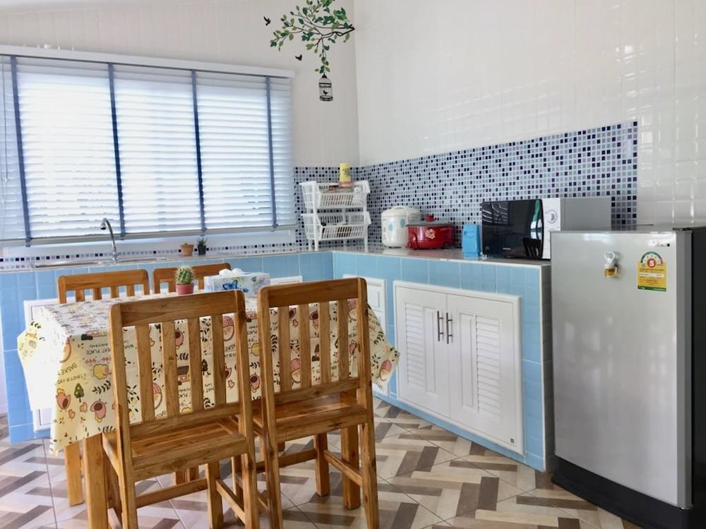 Baan Tong Suk Bangsaen,,3 star