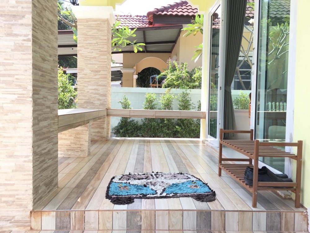 Baan Tong Suk Bangsaen,,3 star