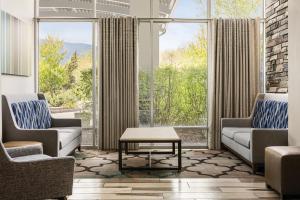 holiday inn express and suites colorado springs central by ihg