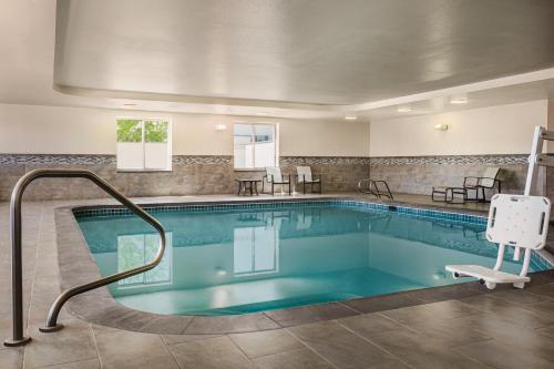 holiday inn express and suites colorado springs central by ihg