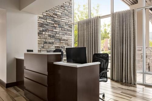 holiday inn express and suites colorado springs central by ihg