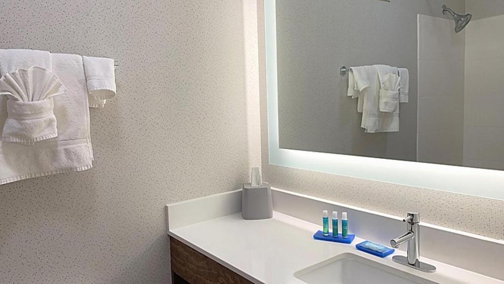holiday inn express and suites columbia fort jackson by ihg