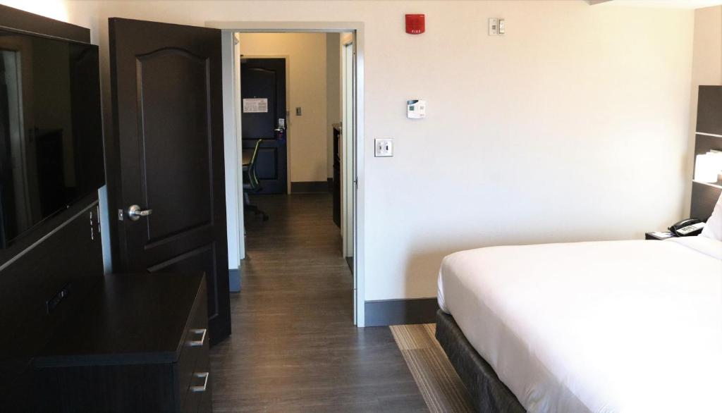 holiday inn express and suites columbia fort jackson by ihg