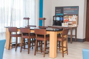 holiday inn express and suites columbia fort jackson by ihg