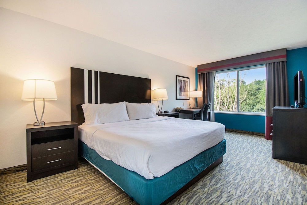 holiday inn express and suites omaha west by ihg