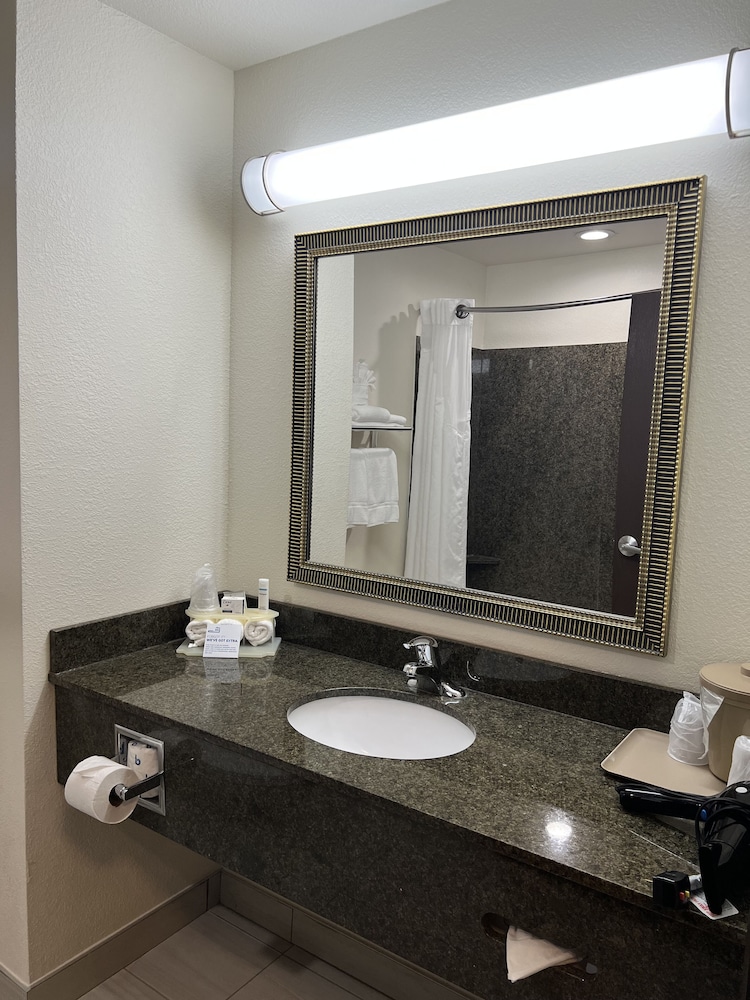 holiday inn express and suites omaha i 80 by ihg
