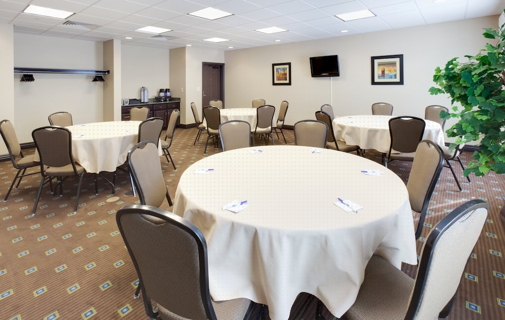 holiday inn express and suites omaha i 80 by ihg