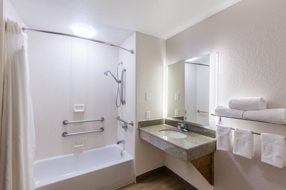 holiday inn express and suites tulsa s broken arro
