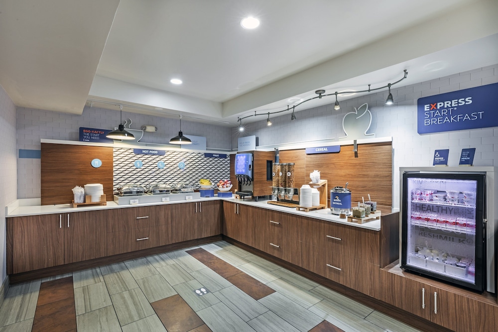 holiday inn express and suites tulsa s broken arro