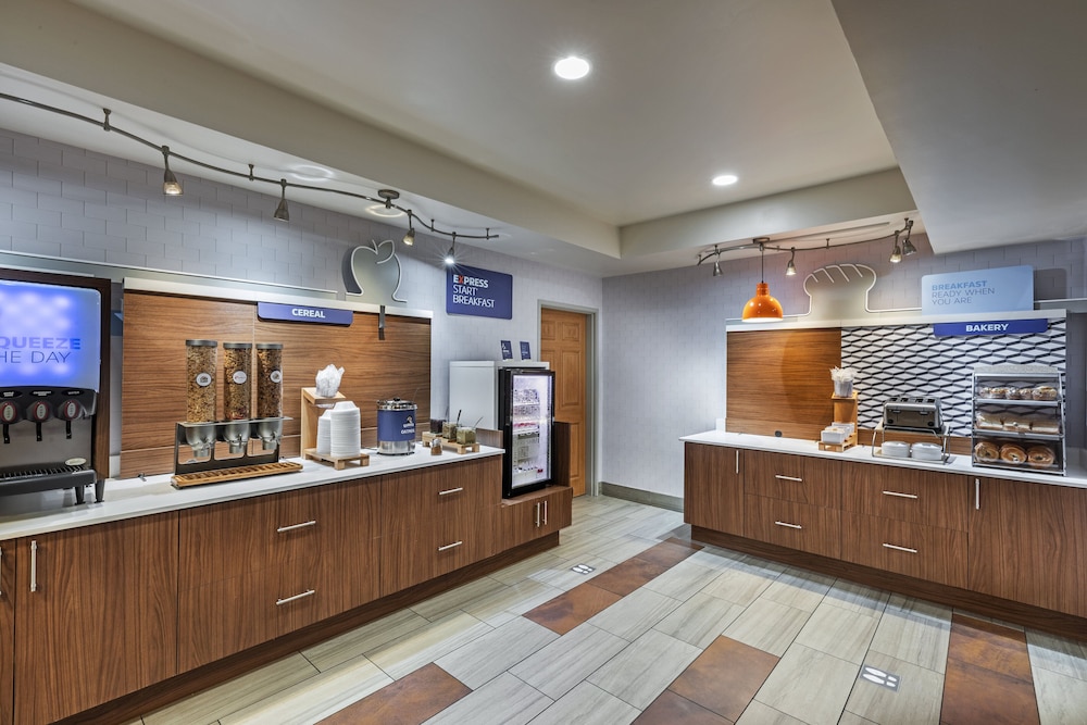 holiday inn express and suites tulsa s broken arro