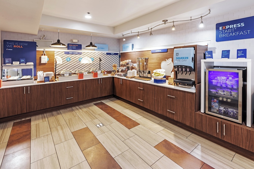 holiday inn express and suites tulsa s broken arro