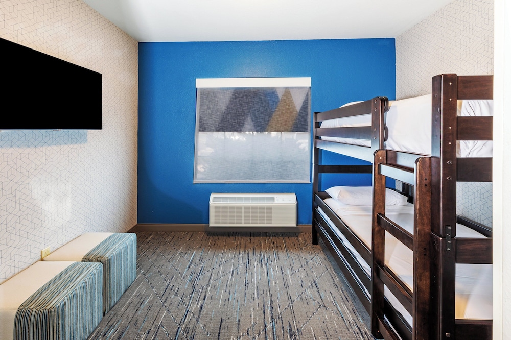 holiday inn express and suites tulsa s broken arro