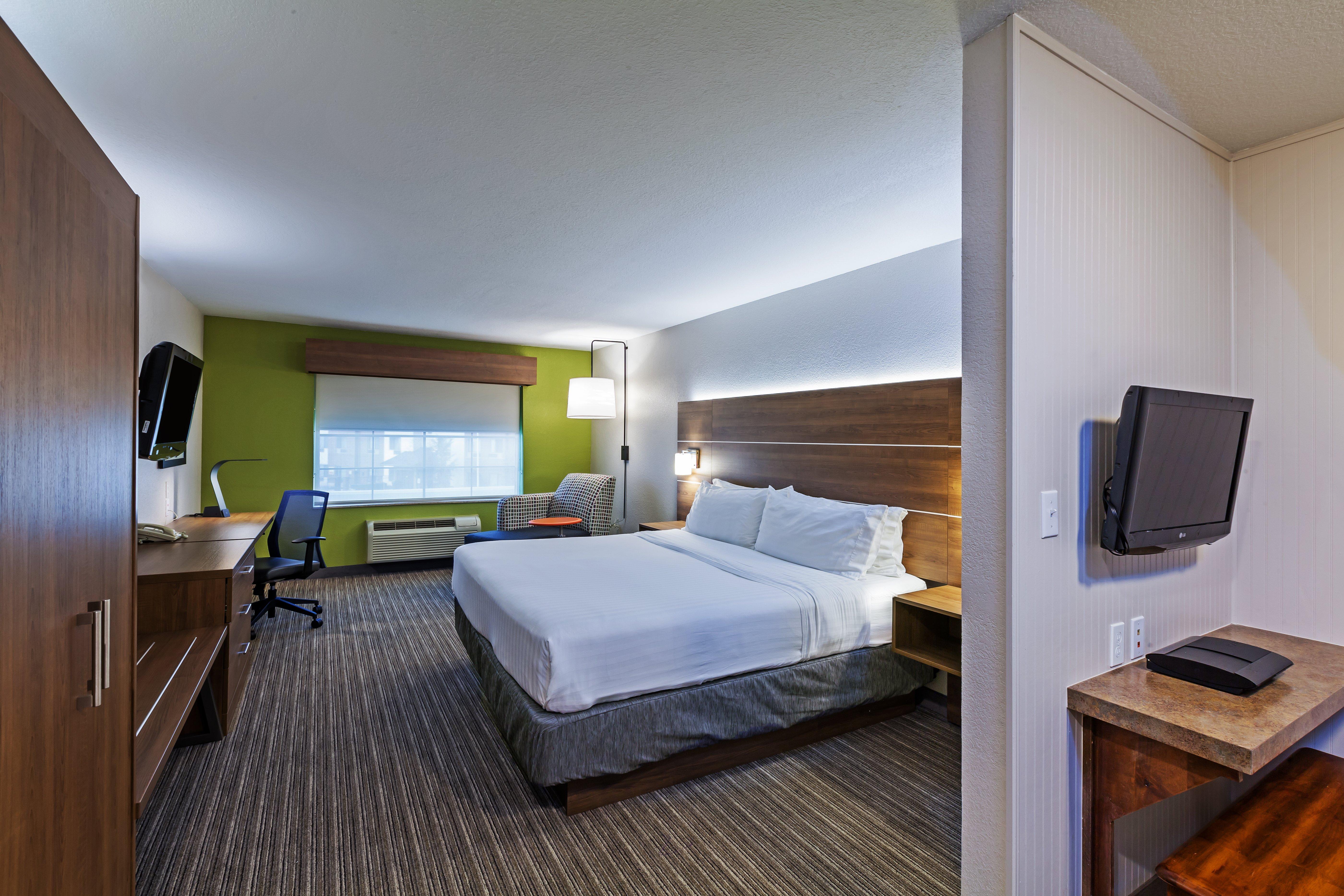 holiday inn express and suites tulsa s broken arro
