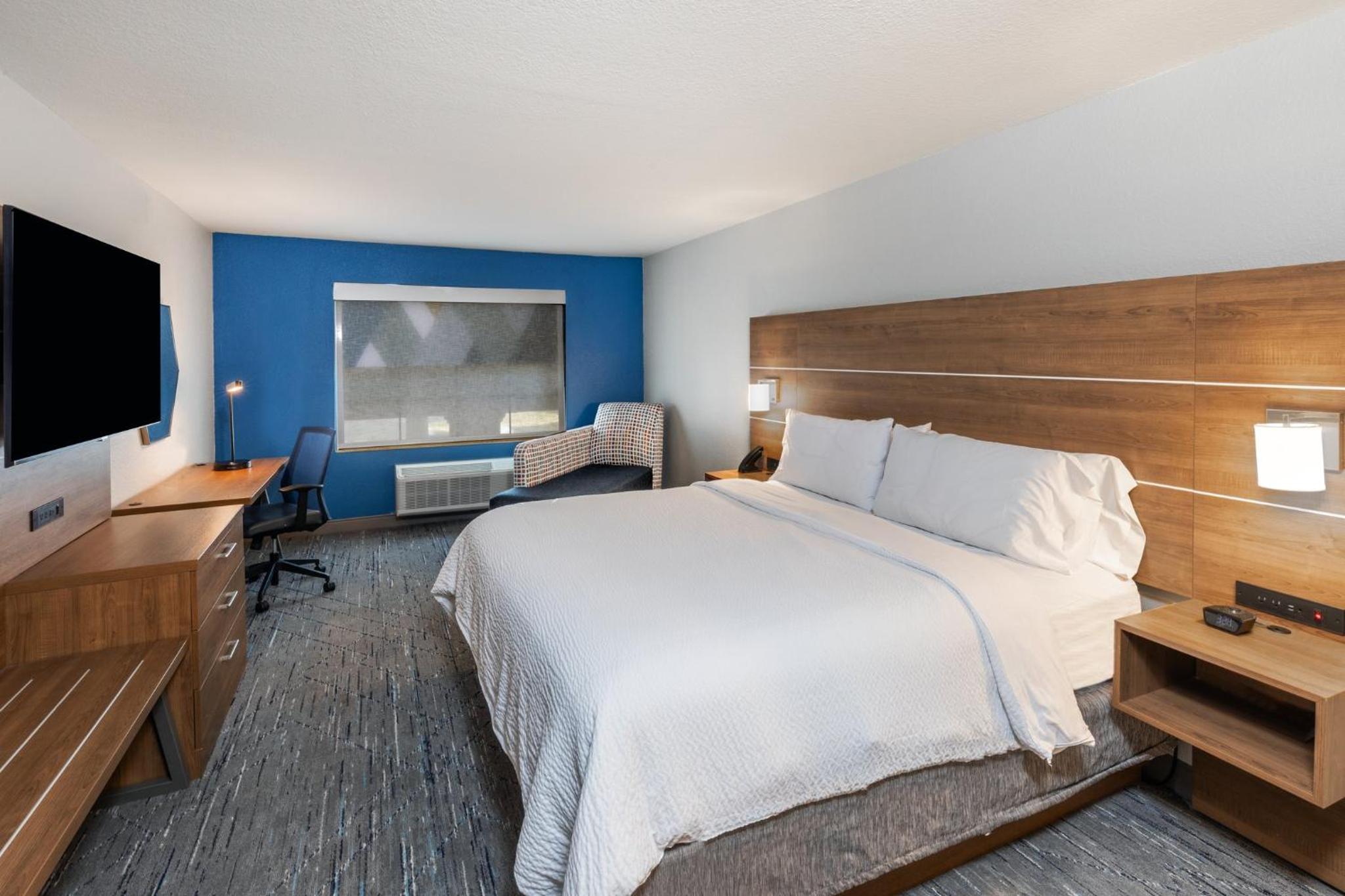 holiday inn express and suites tulsa s broken arro