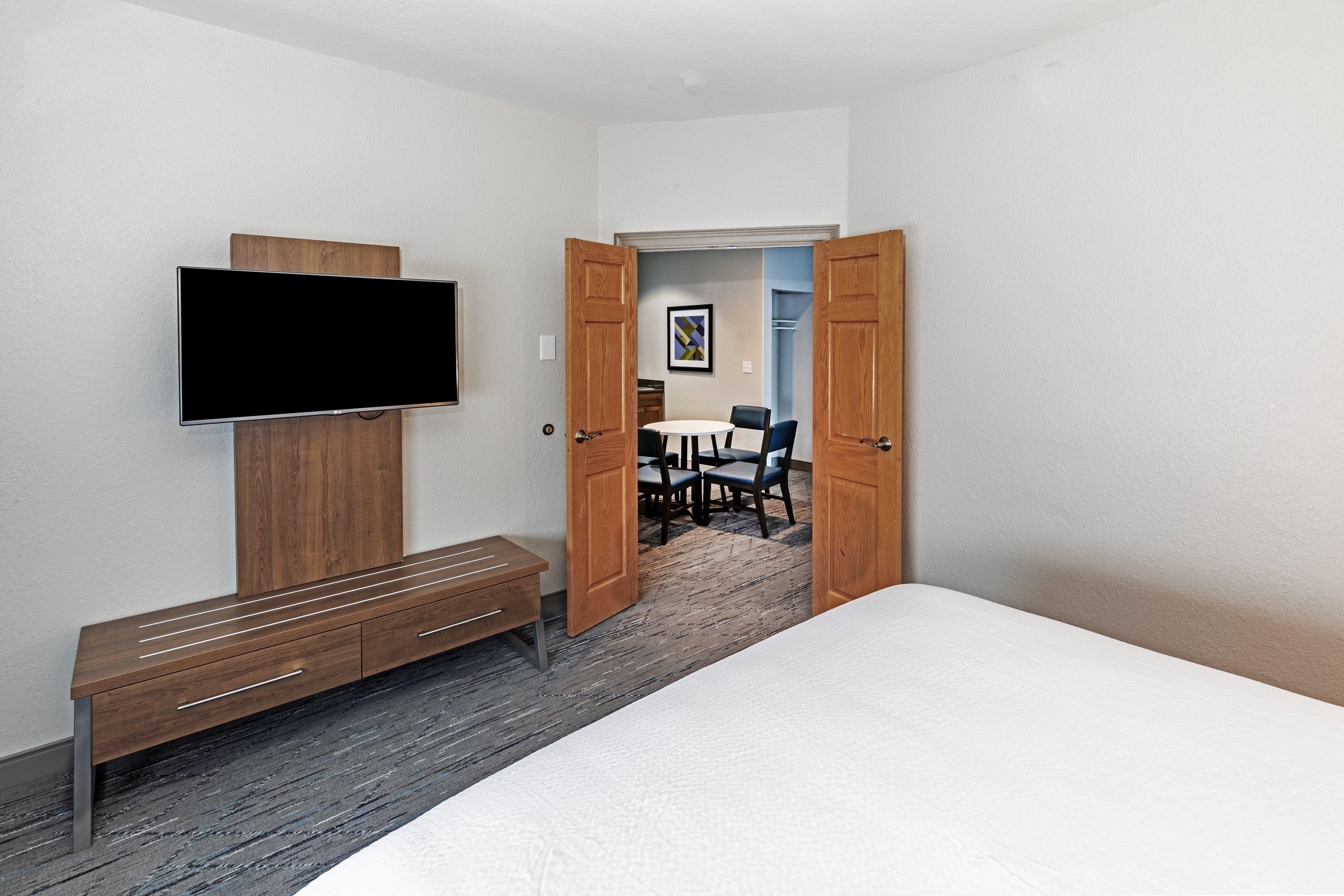 holiday inn express and suites tulsa s broken arro