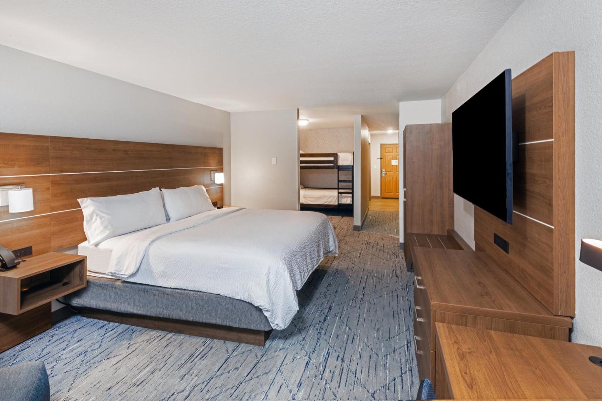 holiday inn express and suites tulsa s broken arro