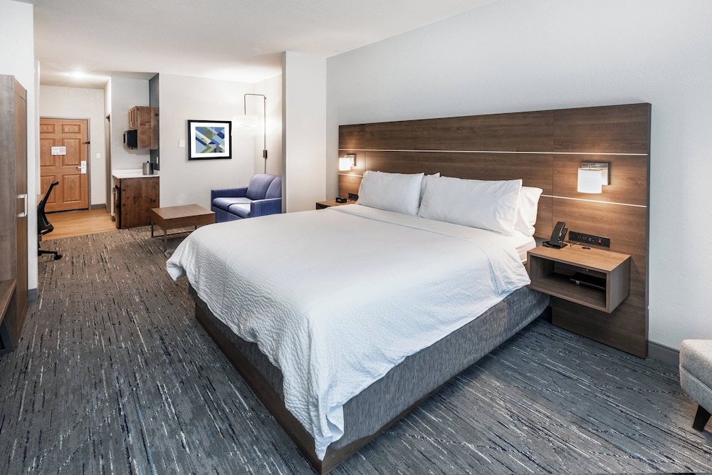 holiday inn express and suites tulsa s broken arro