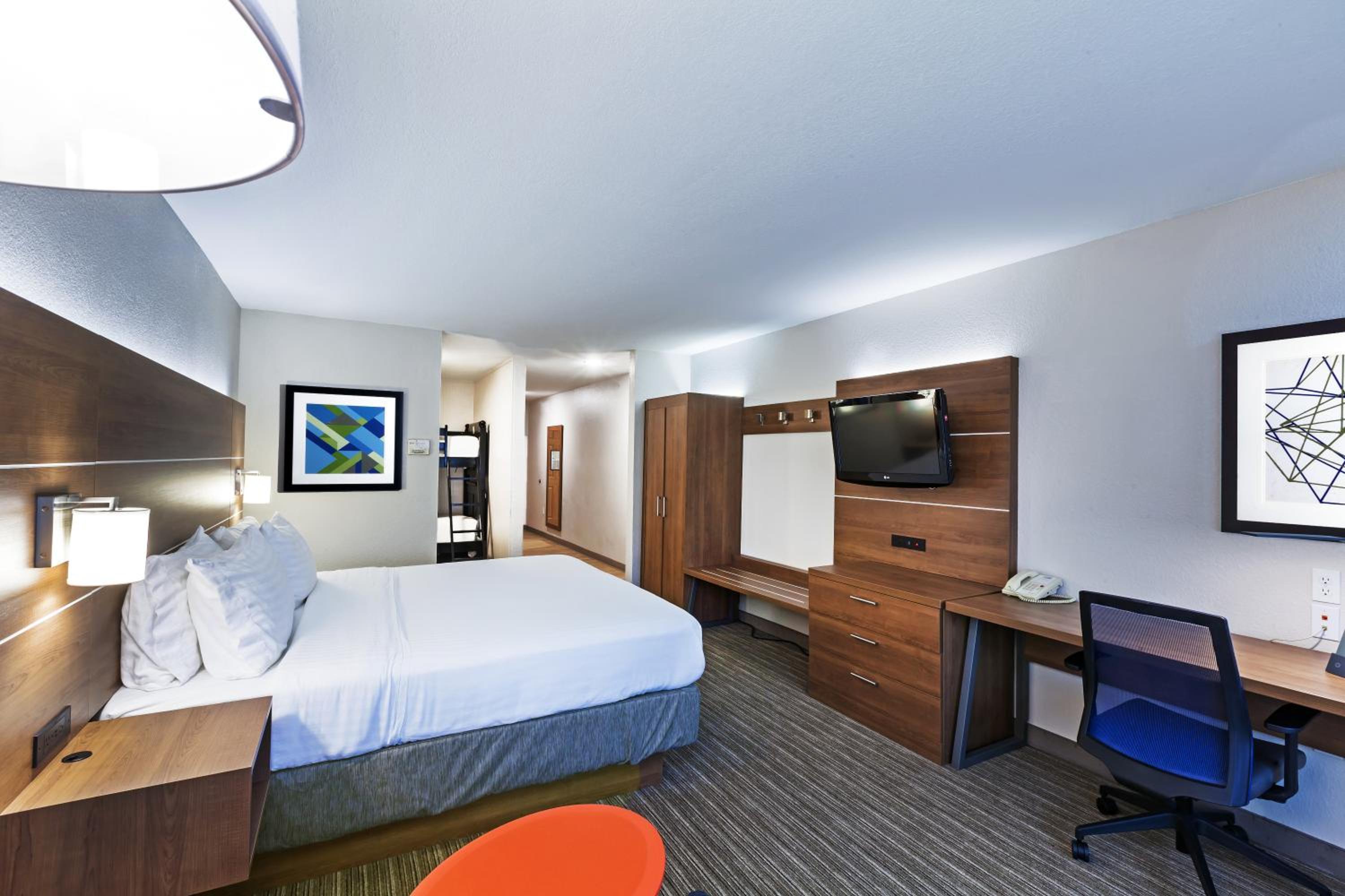 holiday inn express and suites tulsa s broken arro