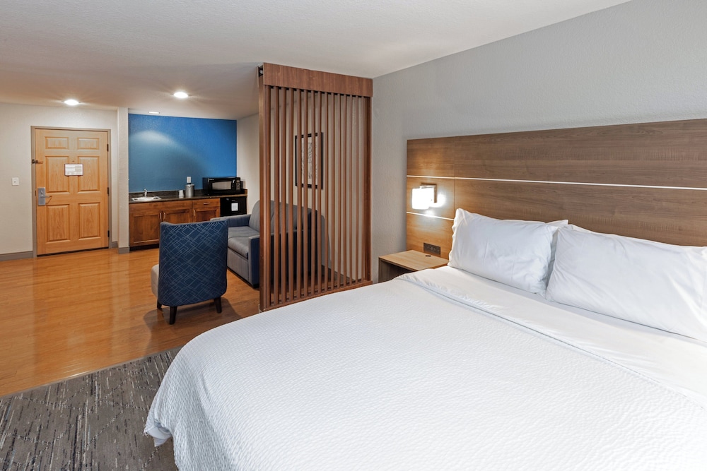 holiday inn express and suites tulsa s broken arro