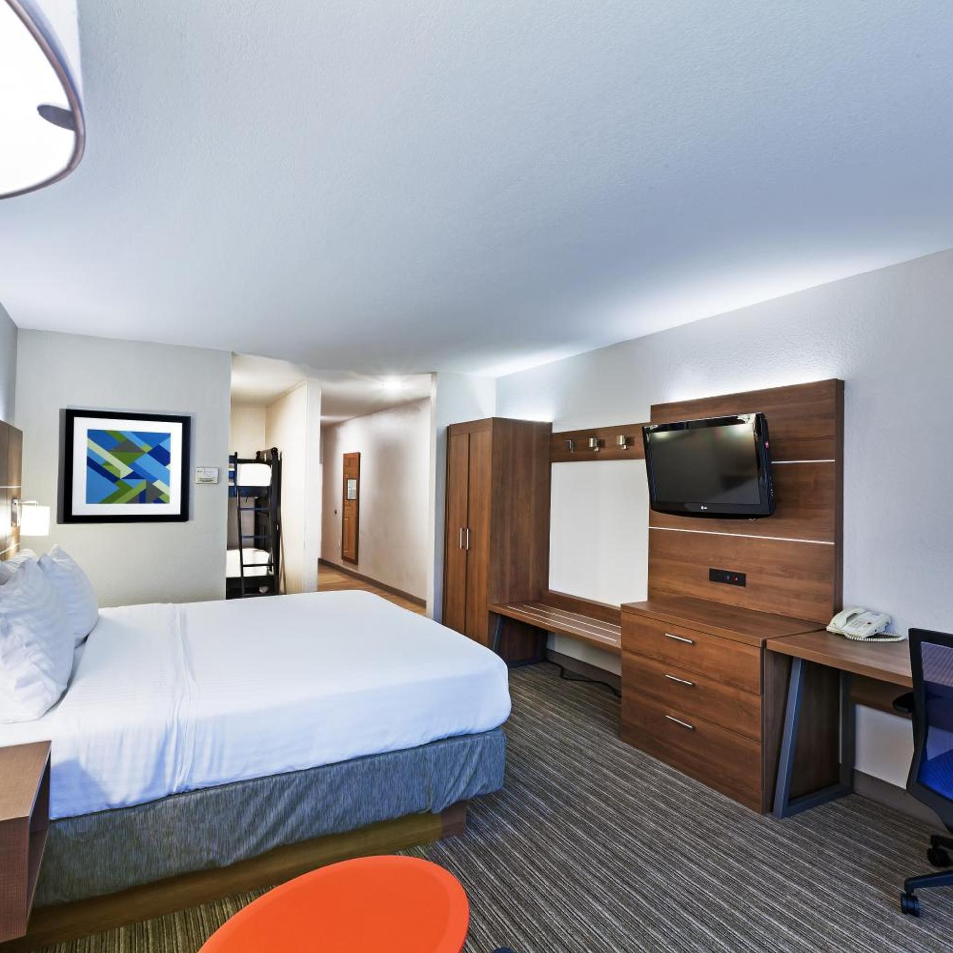 holiday inn express and suites tulsa s broken arro