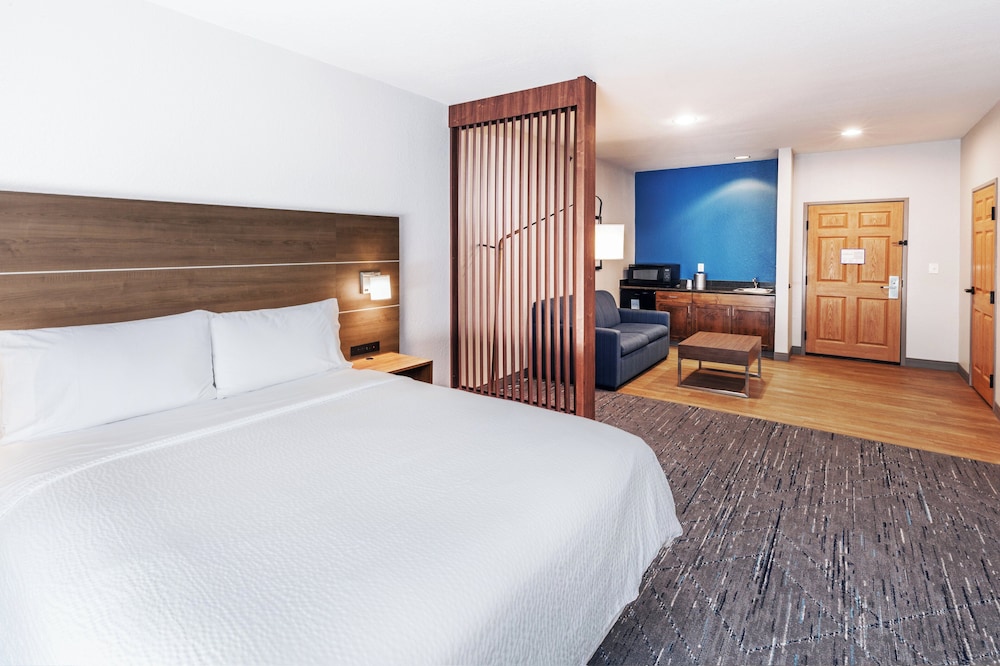 holiday inn express and suites tulsa s broken arro