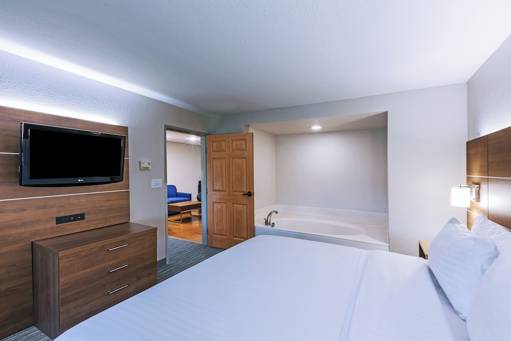 holiday inn express and suites tulsa s broken arro