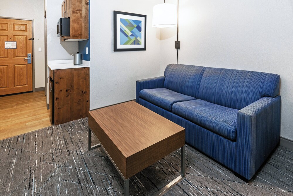 holiday inn express and suites tulsa s broken arro